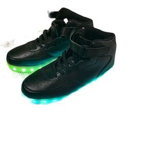 Sneakers with color changing soles